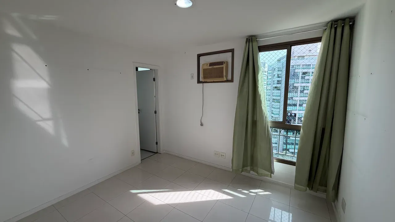 157 m² apartment with 4 bedrooms, 3 baths, balcony — photo 33
