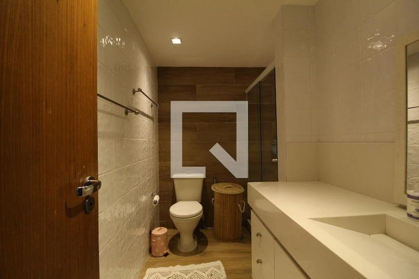 Furnished 4-bedroom apartment with 245 m² and glass balcony — photo 32