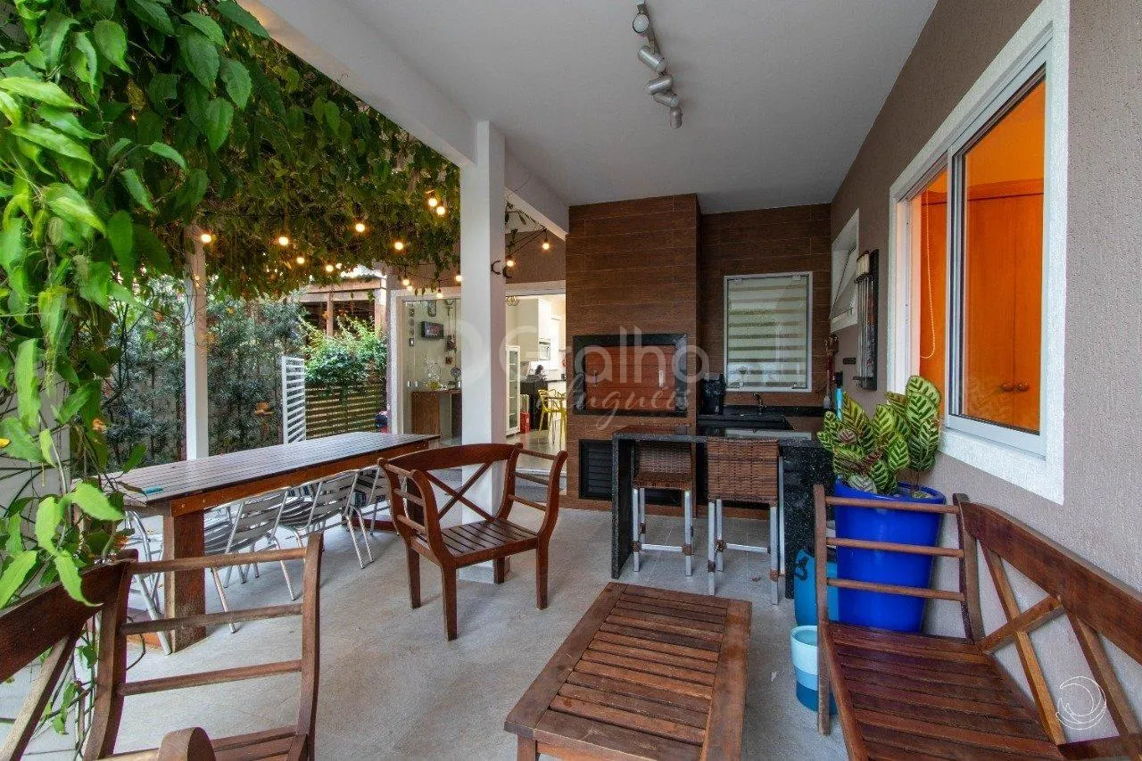 5-bedroom house with a fireplace in Florianópolis — photo 7