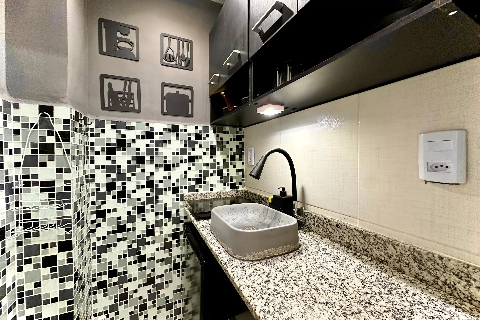 Furnished studio with 1 bedroom and a glass shower — photo 6