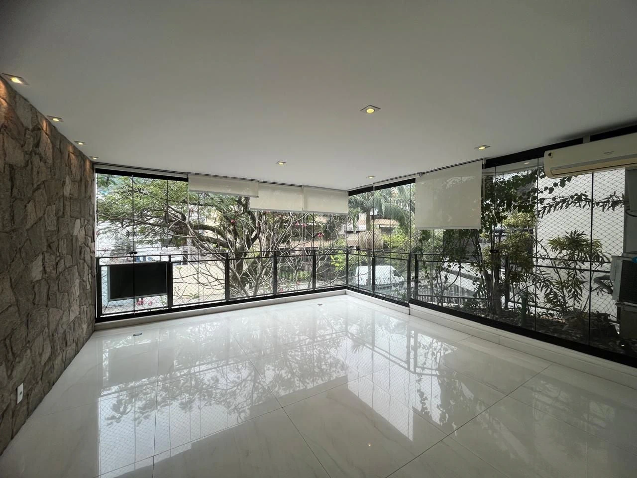 Glass-enclosed balcony in a 3-bedroom apartment, 160 m² — photo 3