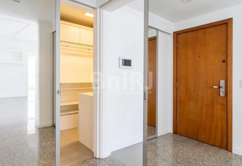 3-bedroom apartment in a building with a pool — photo 21