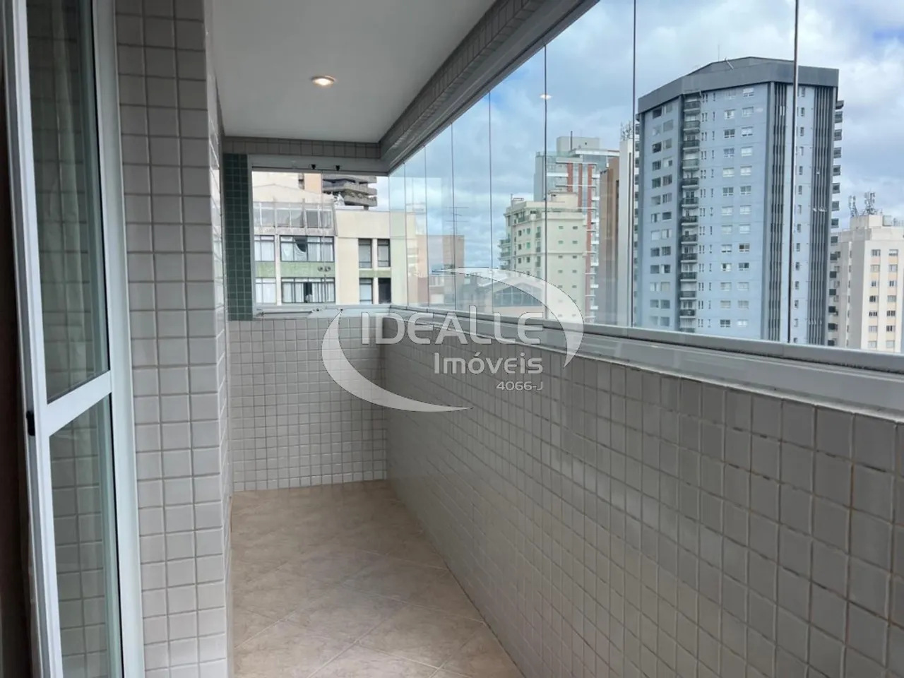 3-bedroom apartment with enclosed balcony and 2 parking spots — photo 6