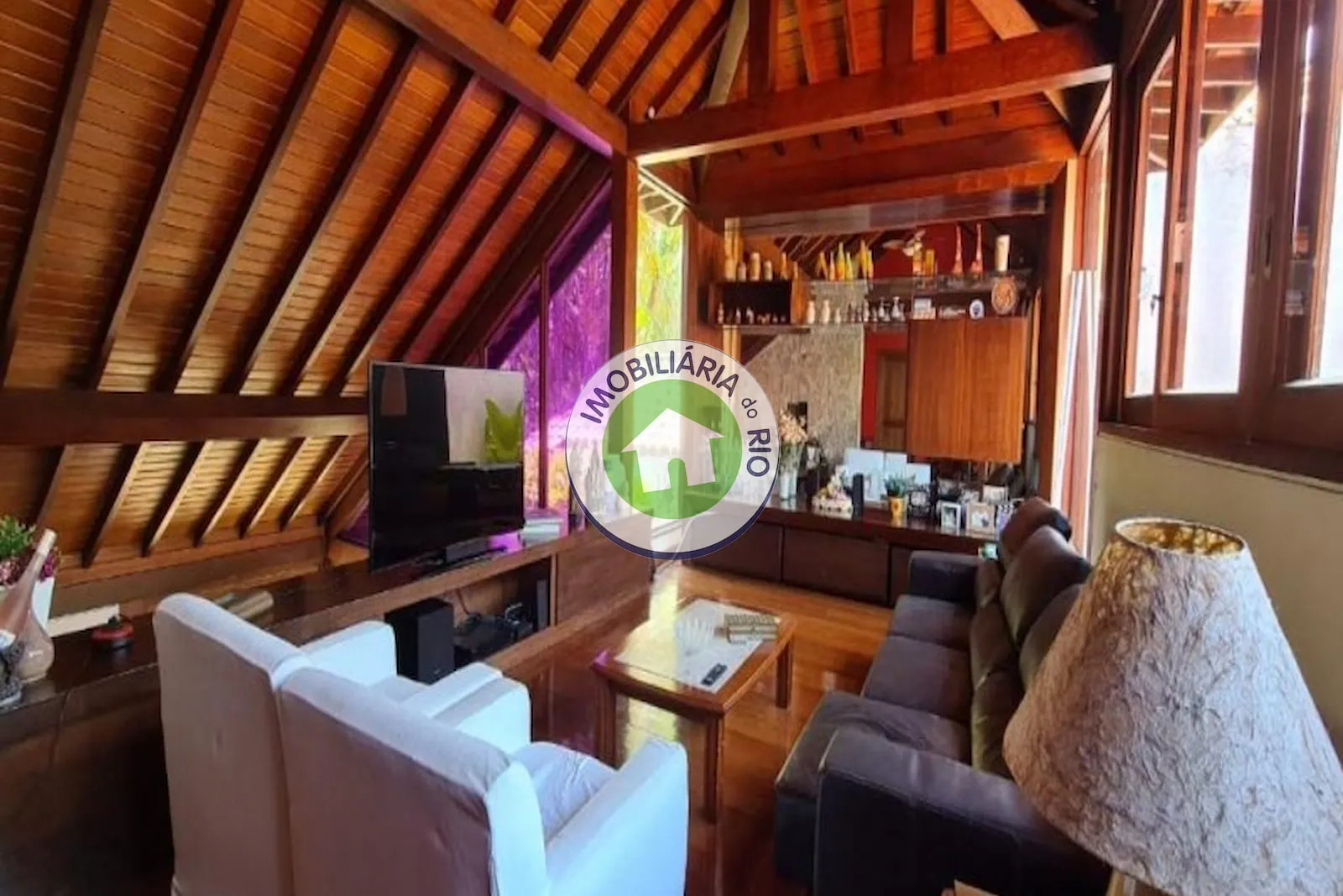 House with a balcony, 5 bedrooms and 5 bathrooms — photo 22