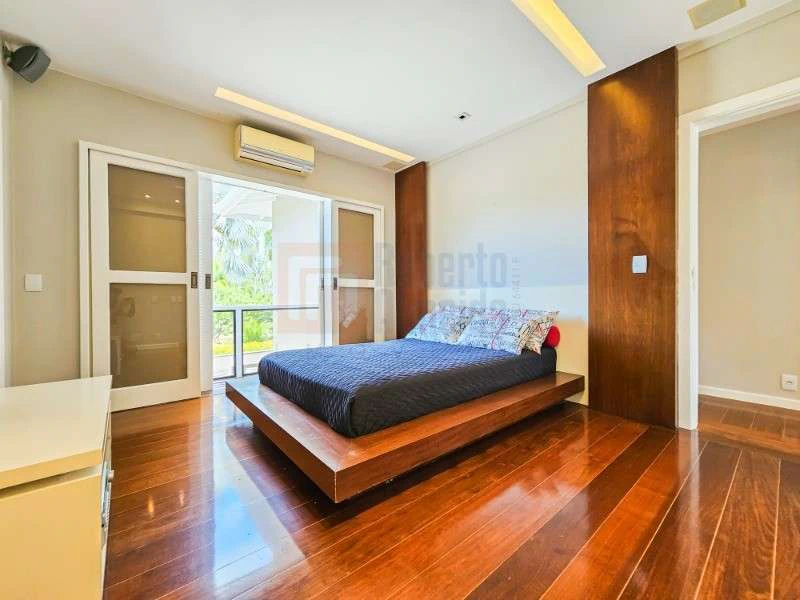 832 m² house with 6 bedrooms and an open-plan kitchen — photo 30