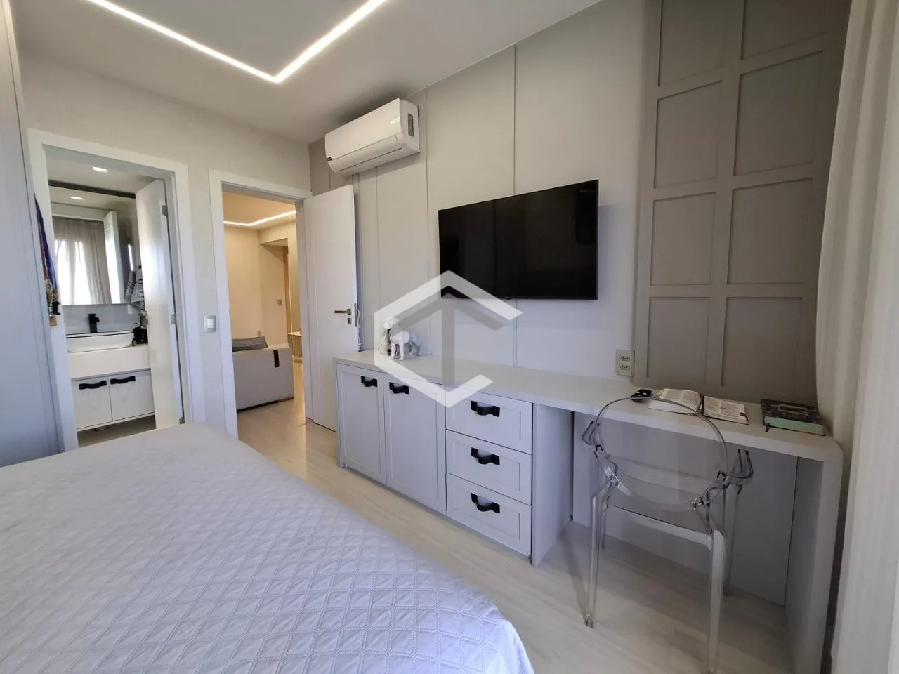 217 m² apartment with a mountain view and a private pool — photo 63
