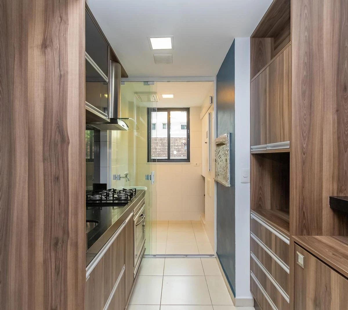 Квартира 71 м² с застеклённым балконом и панорамными окнами — photo 9