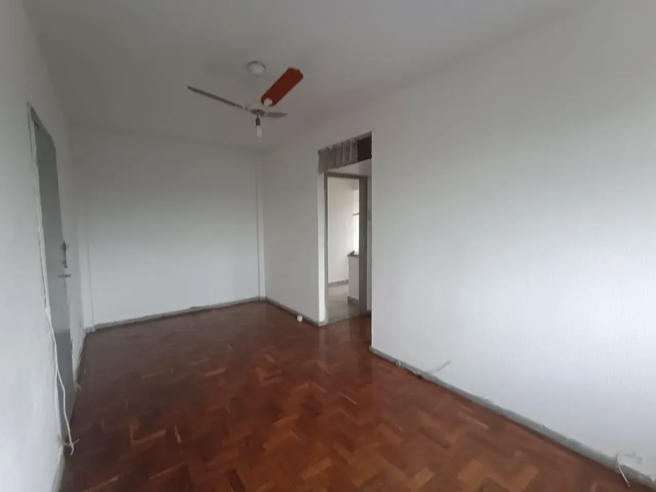 One-bedroom apartment with wood or laminate floors — photo 10