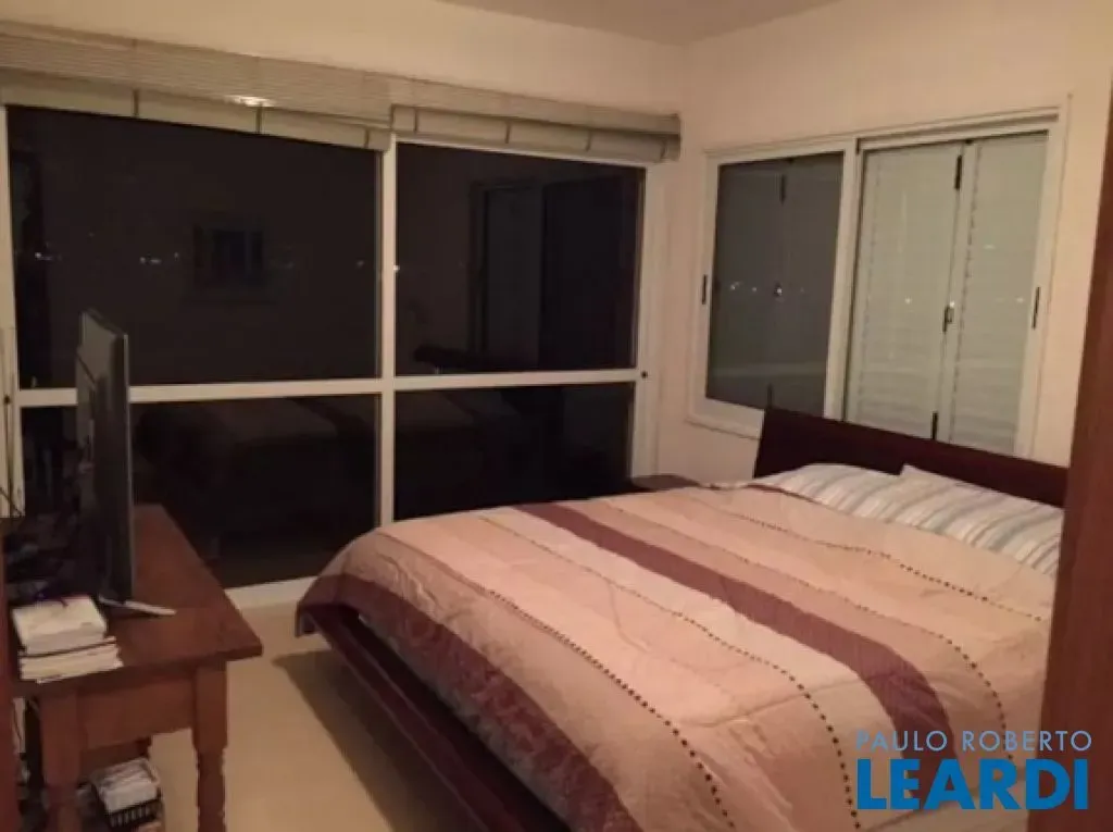 Single-story house with 5 bedrooms and floor-to-ceiling windows — photo 17