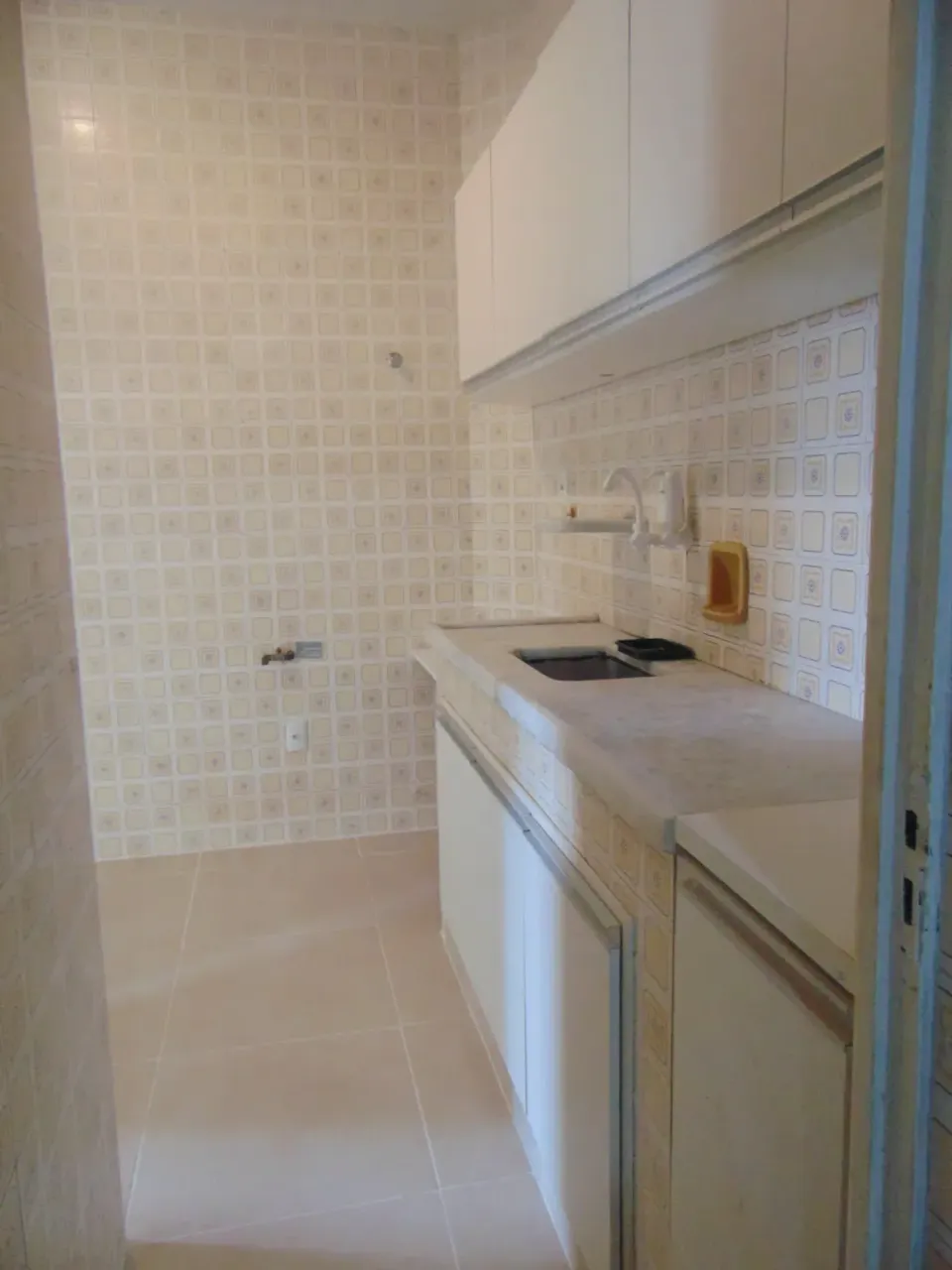 Unfurnished 3-bedroom apartment with built-in wardrobes — photo 16