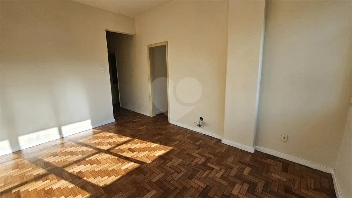 Wood or laminate floors in a 2-bedroom apartment, 58 m² — photo 13