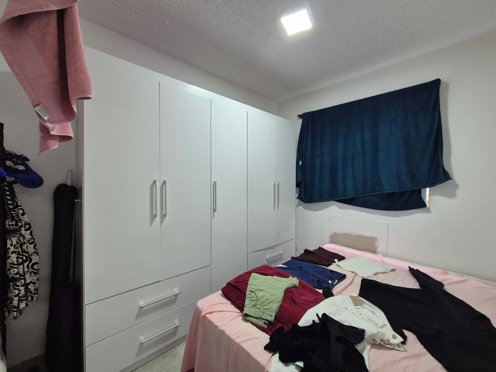Furnished 2-bedroom apartment with open-plan kitchen — photo 22
