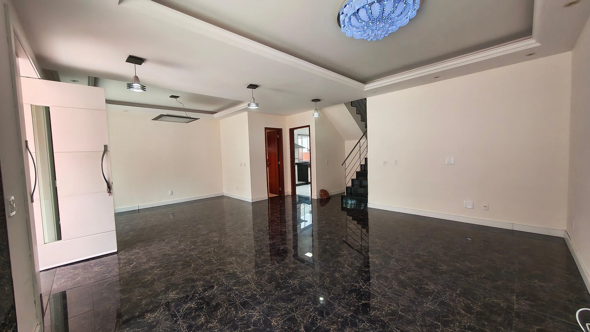 House, 241 m², with floor-to-ceiling windows — photo 32