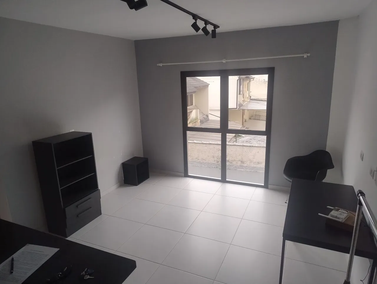 Walk-in closet in a one-bedroom apartment, 35 m² — photo 2