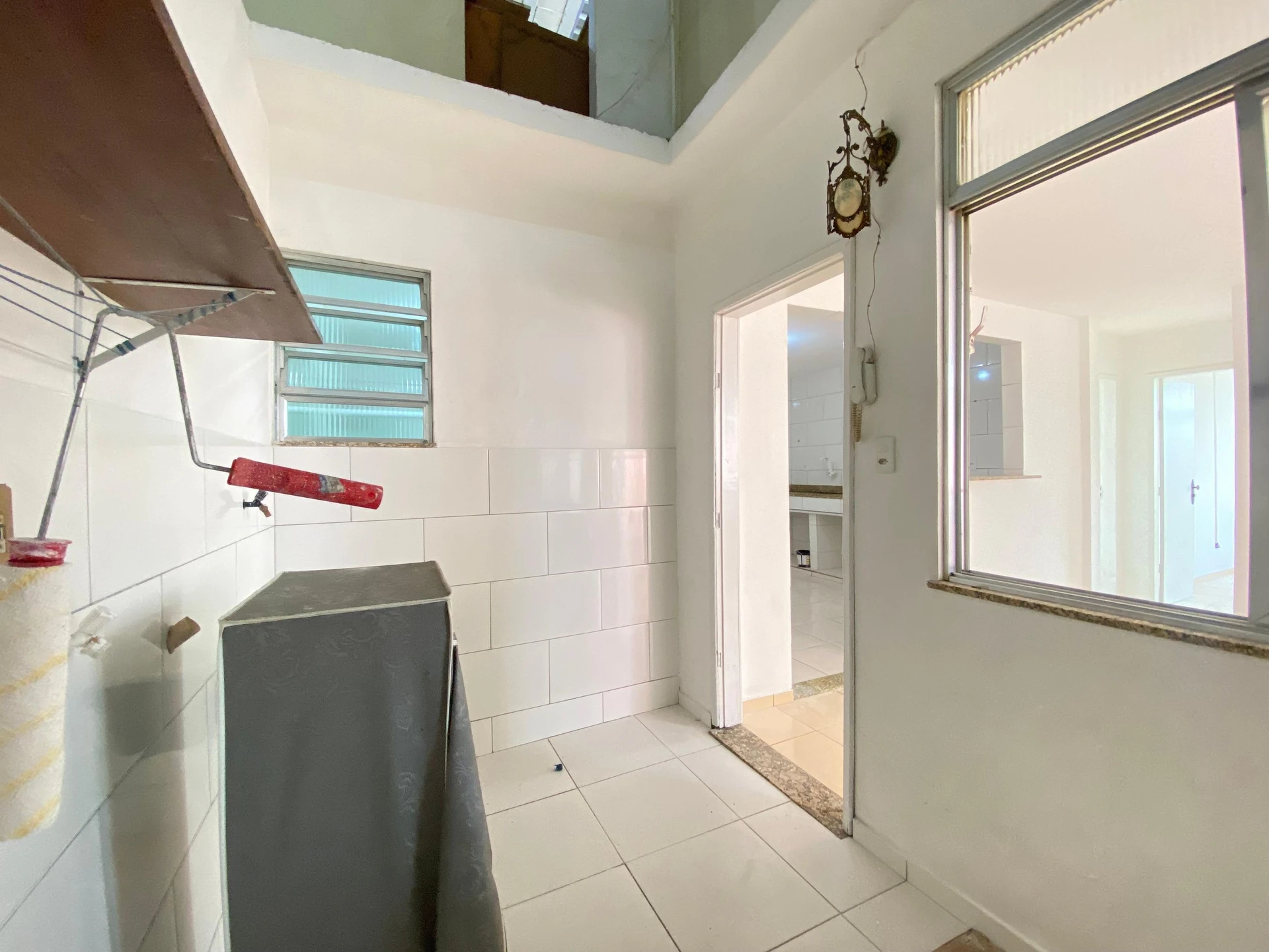 House with 2 bedrooms and a glass-enclosed shower — photo 2