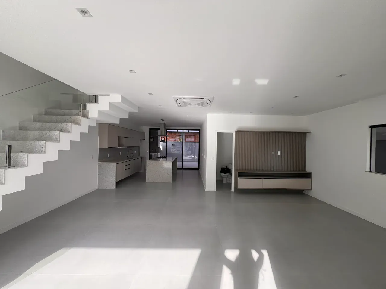 House, 330 m², with floor-to-ceiling windows