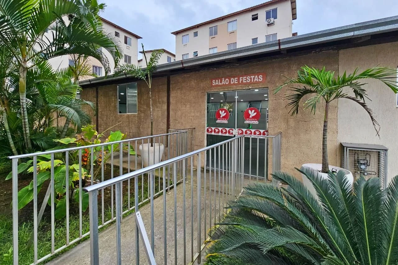 2-bedroom apartment in a building with a pool — photo 38