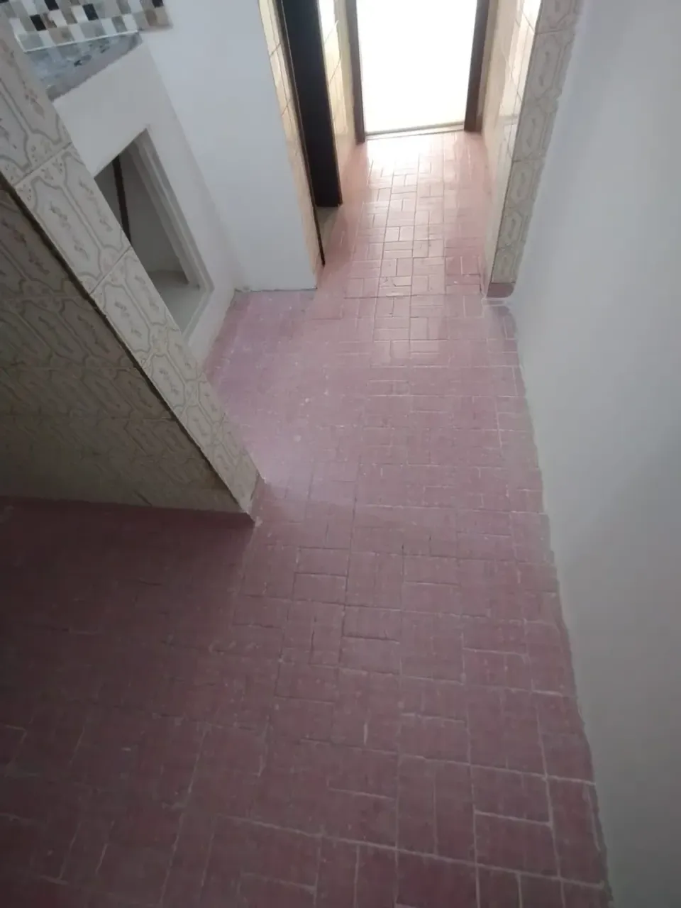 Unfurnished studio with 1 bedroom and wood floors — photo 11
