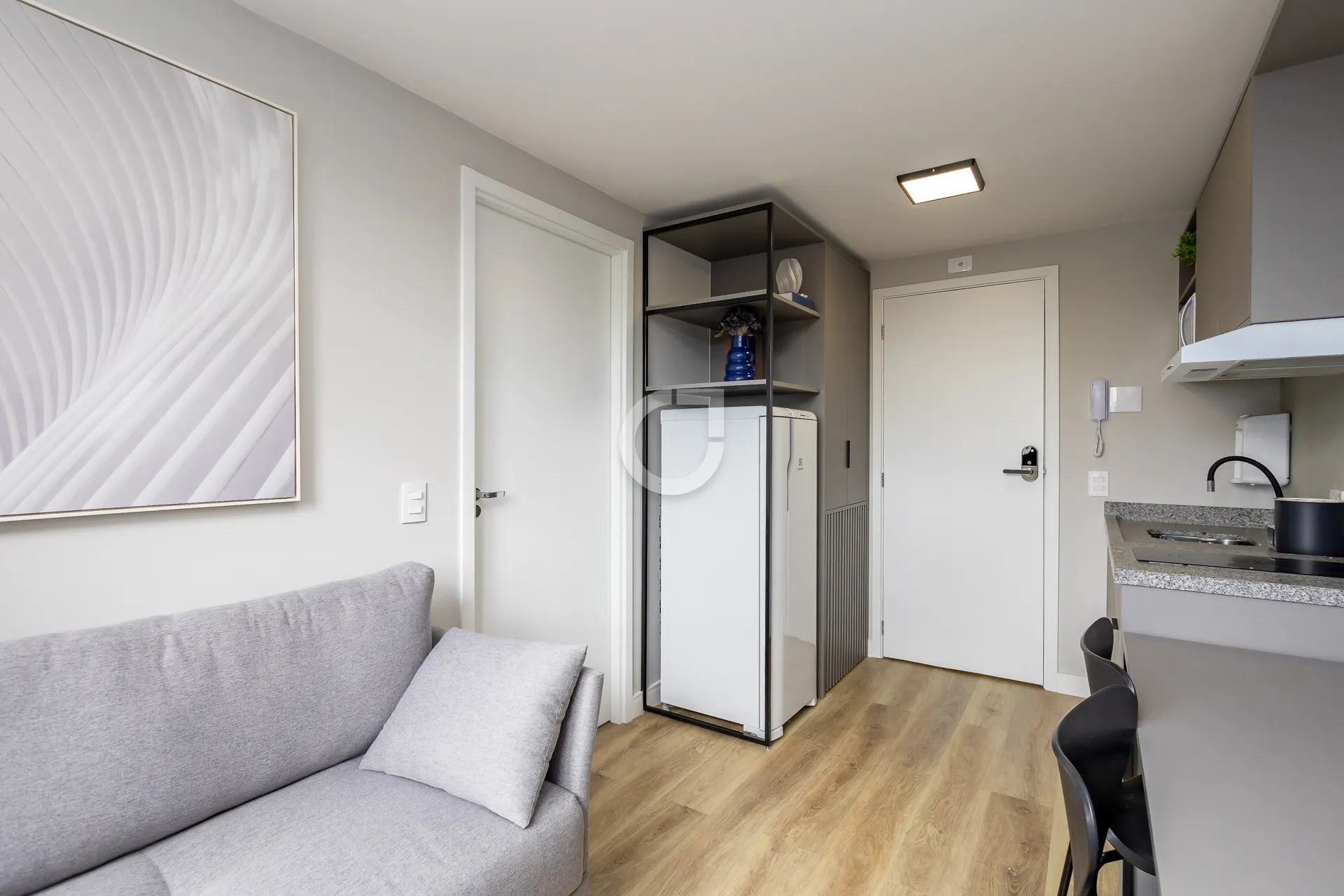Furnished 1-bedroom apartment with a work area — photo 7
