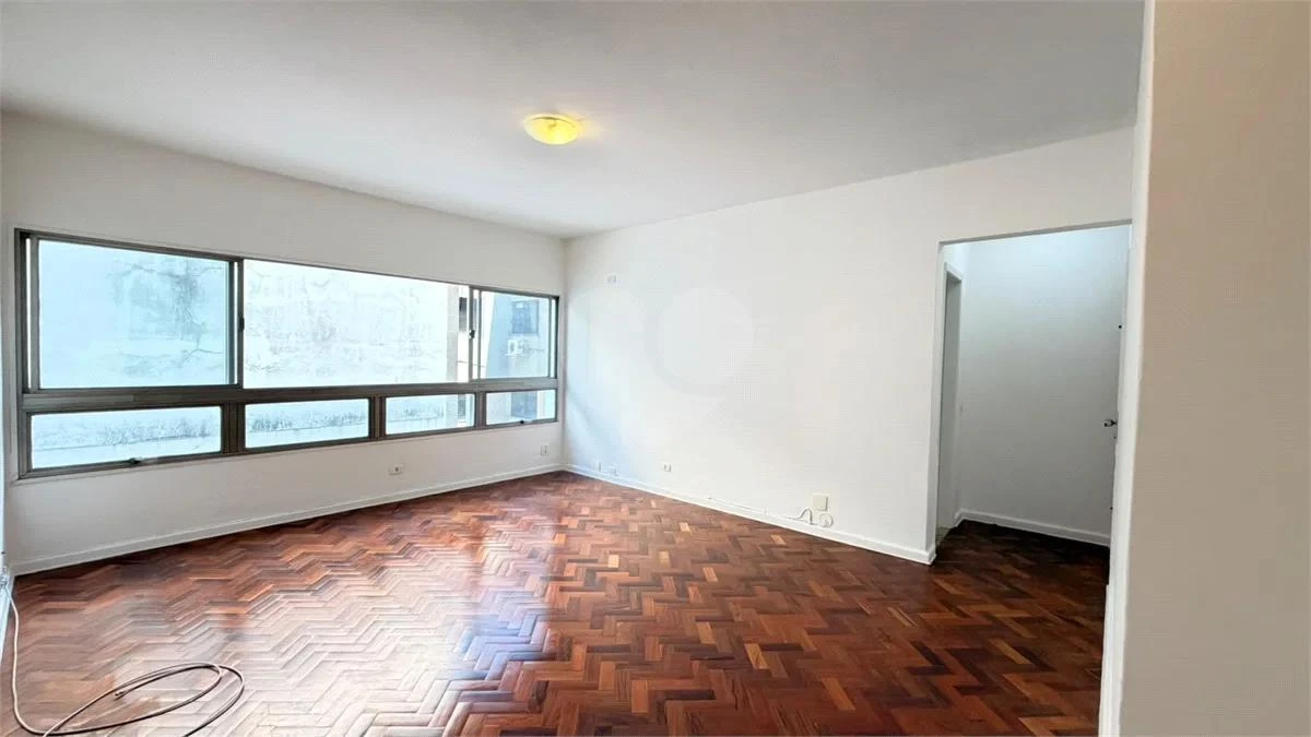 Wood or laminate floors in a 3-bedroom apartment, 91 m² — photo 16
