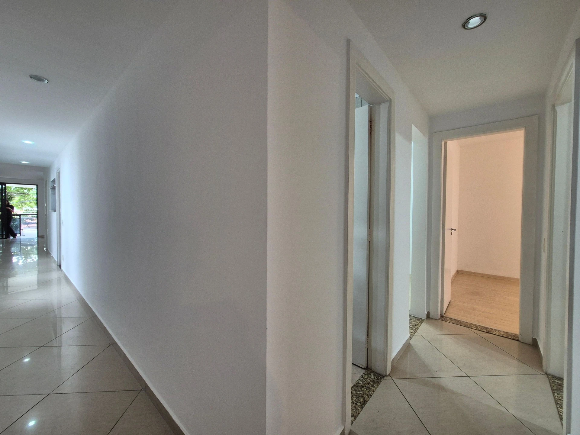 4-bedroom apartment with 3 bathrooms and a balcony — photo 36