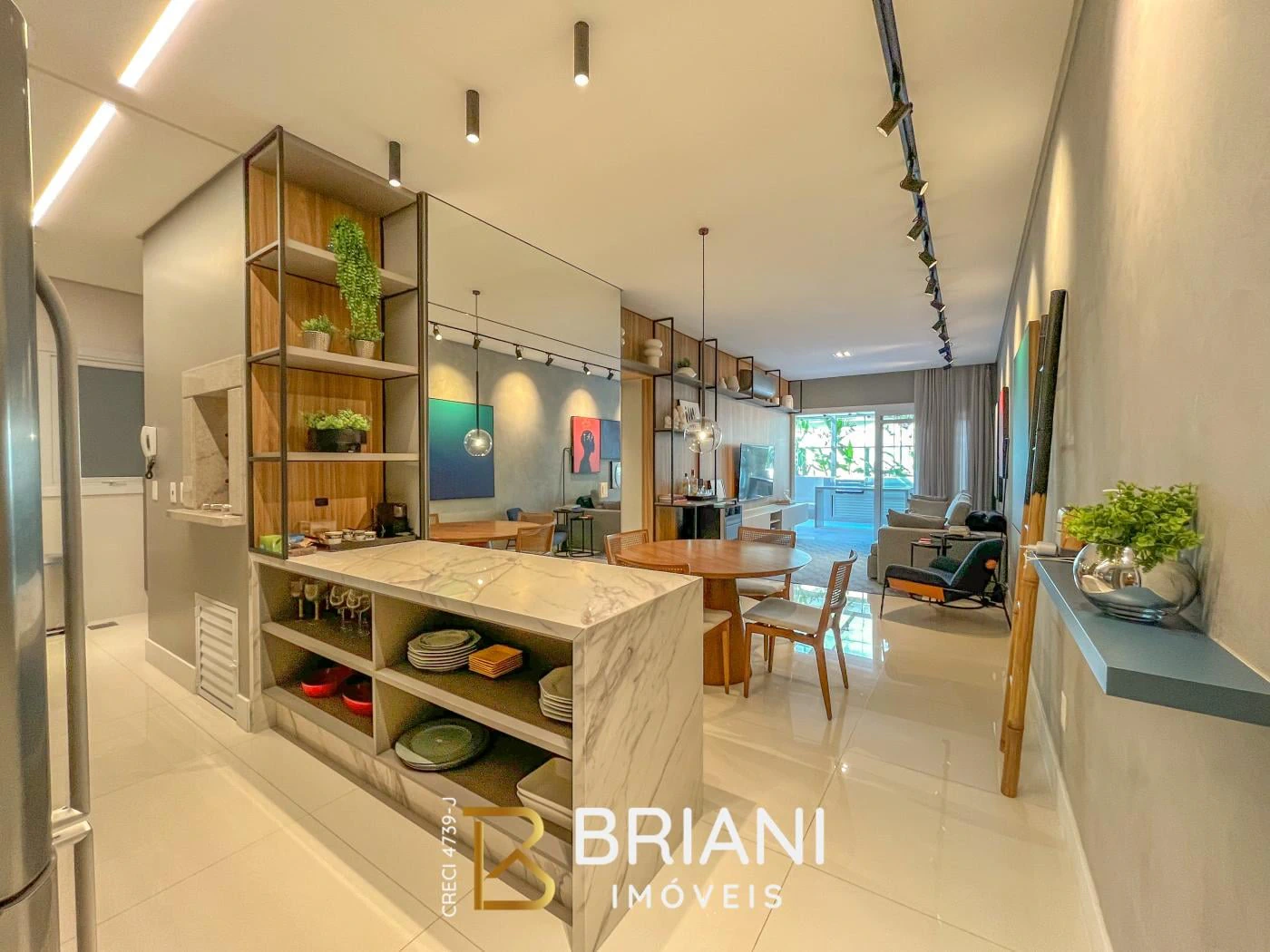 Apartamento mobiliado com 2 suítes e 210 m²