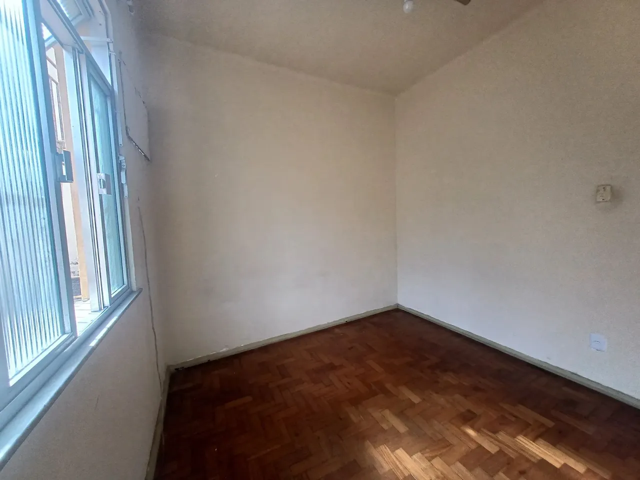 Apartamento sin amueblar de 2 habitaciones con suelo de madera — photo 7