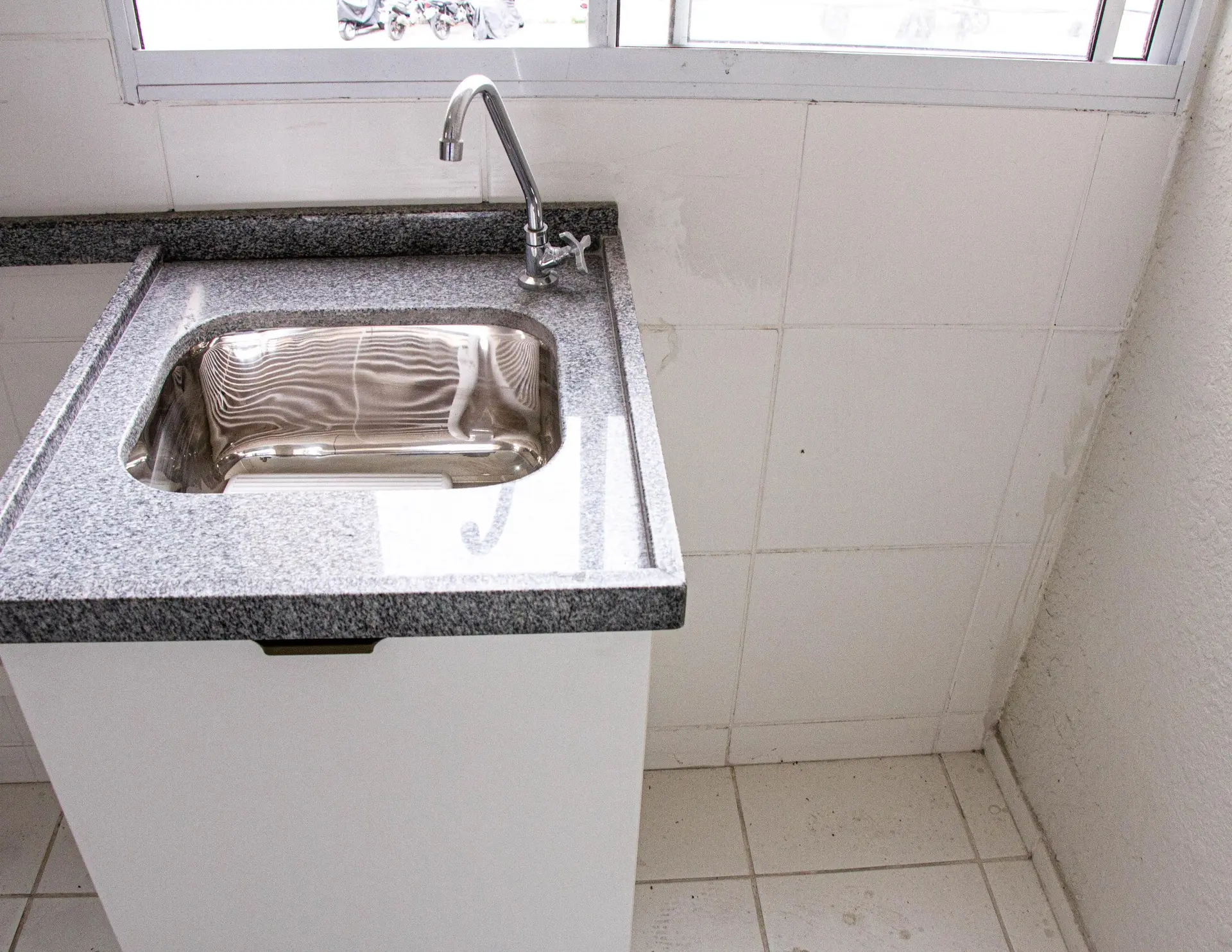 Unfurnished 2-bedroom rental with 1 parking spot — photo 4