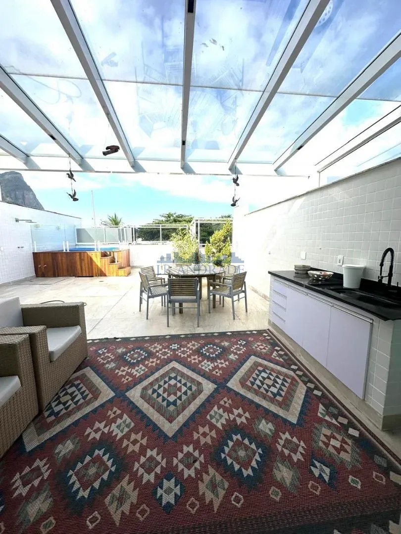 Furnished apartment, 400 m², with a glass-enclosed balcony