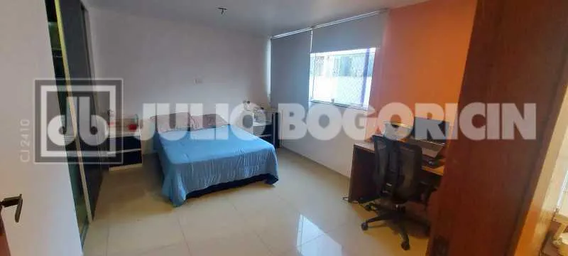 Walk-in closet in a 3-bedroom apartment, 165 m² — photo 13