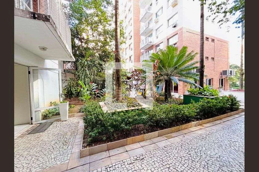 1-bedroom apartment with an open kitchen and balcony — photo 17