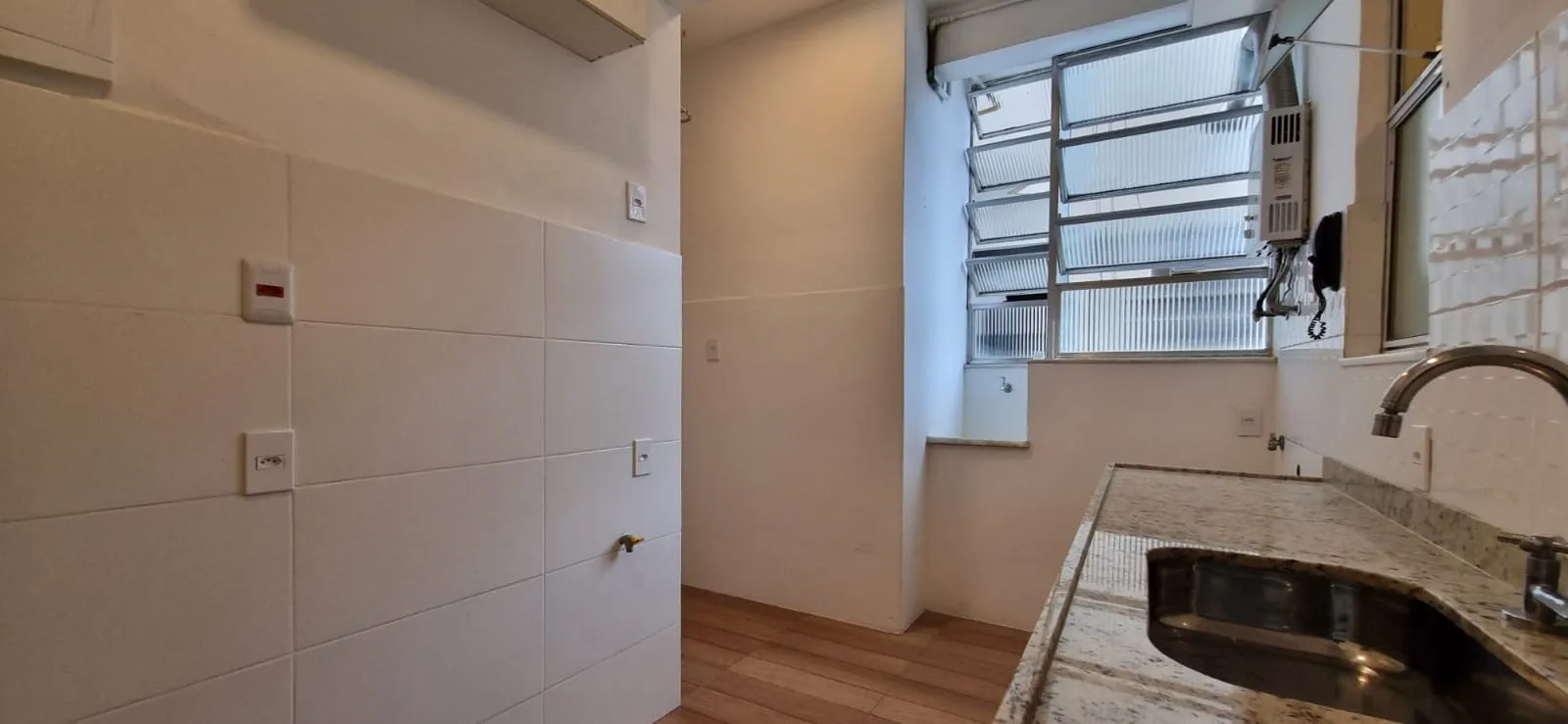 Wood or laminate floors in a one-bedroom apartment, 53 m²