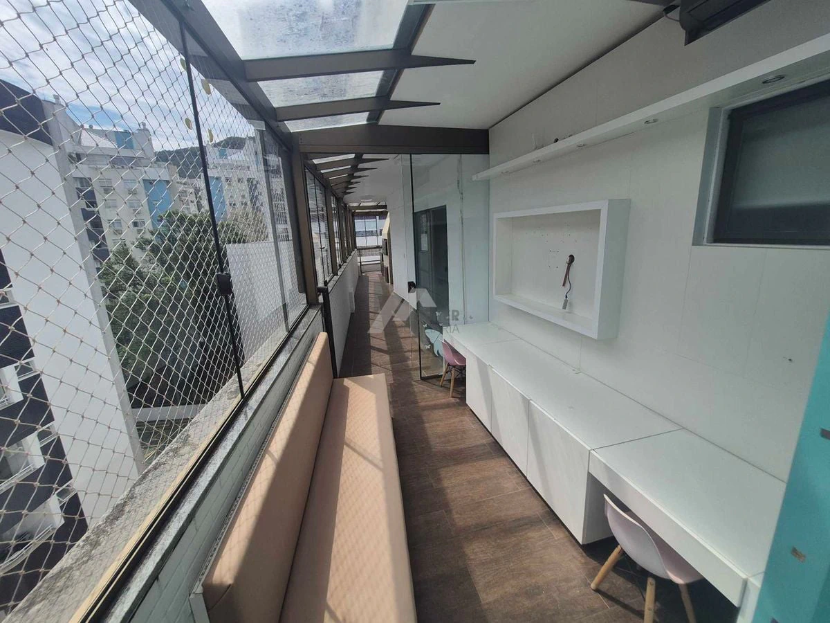Balcony with a grill in a 3-bedroom apartment, 142 m² — photo 8