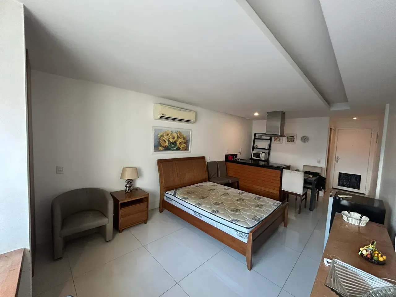 Furnished 1-bedroom apartment with open-plan kitchen — photo 3