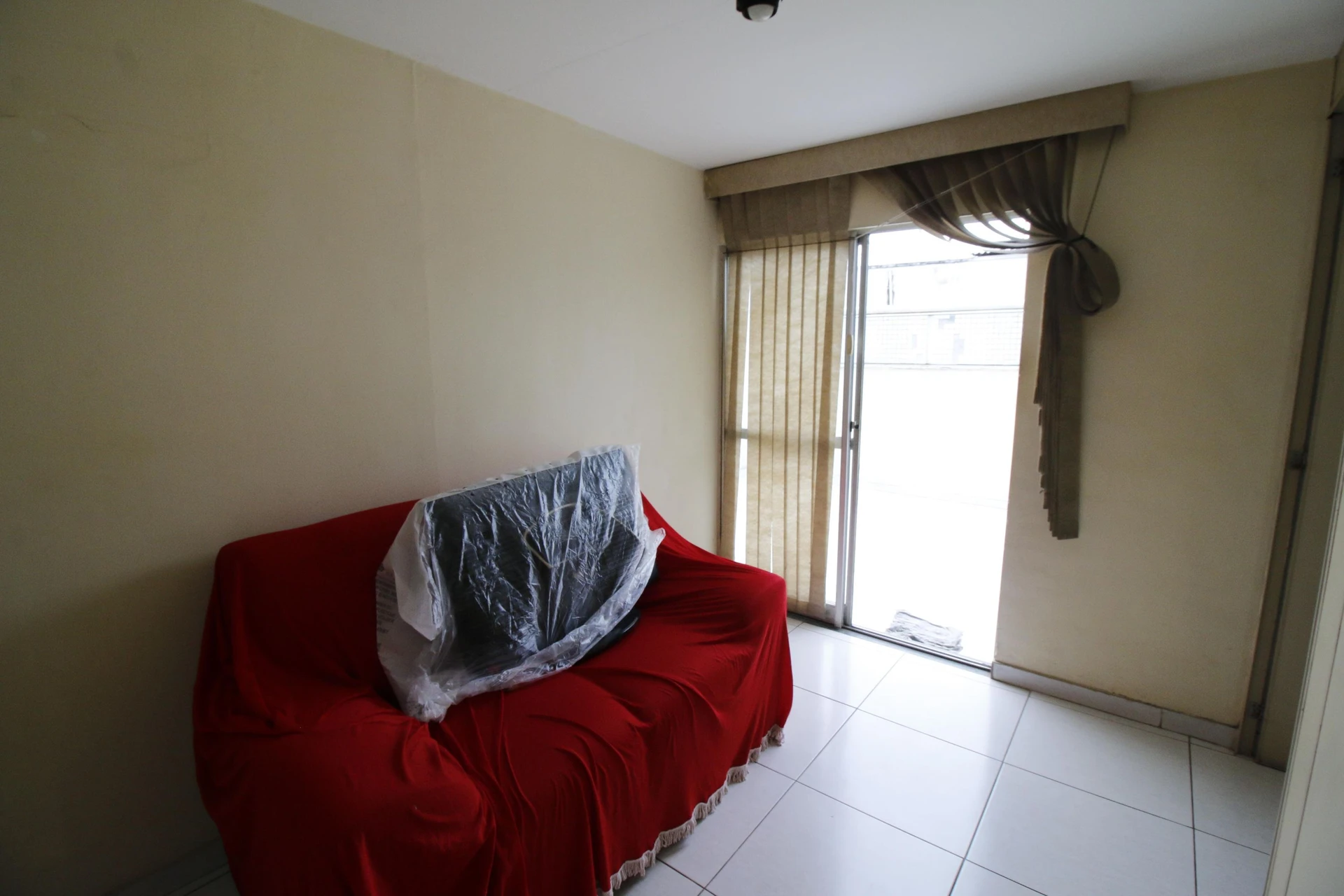 Balcony with a grill in a 3-bedroom apartment, 128 m² — photo 39