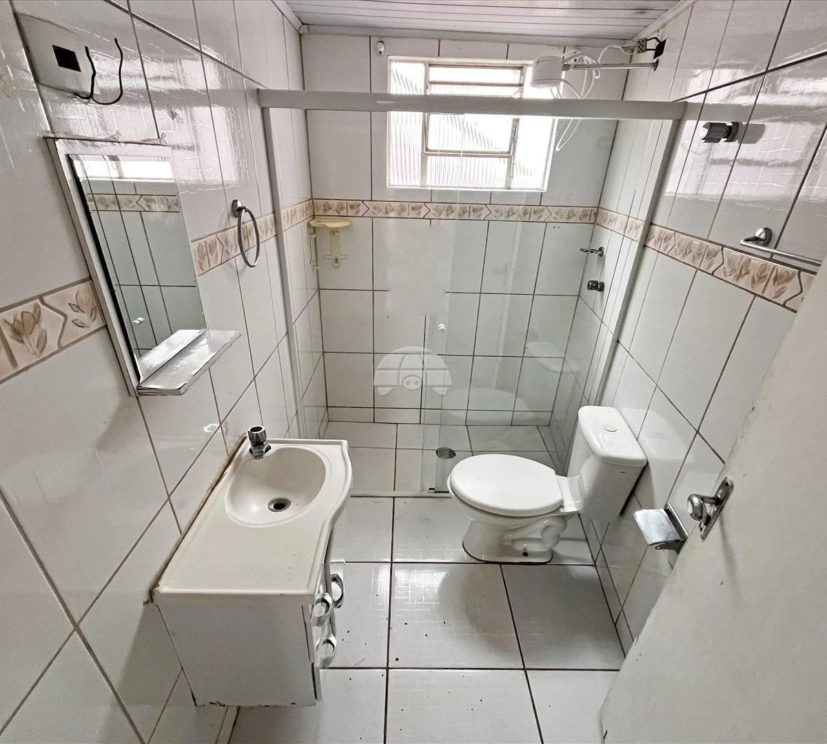 2-bedroom house with wood or laminate floors in Curitiba — photo 20