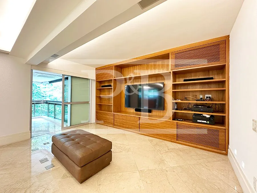 Apartamento com 2 quartos e varanda de vidro fechada — photo 8