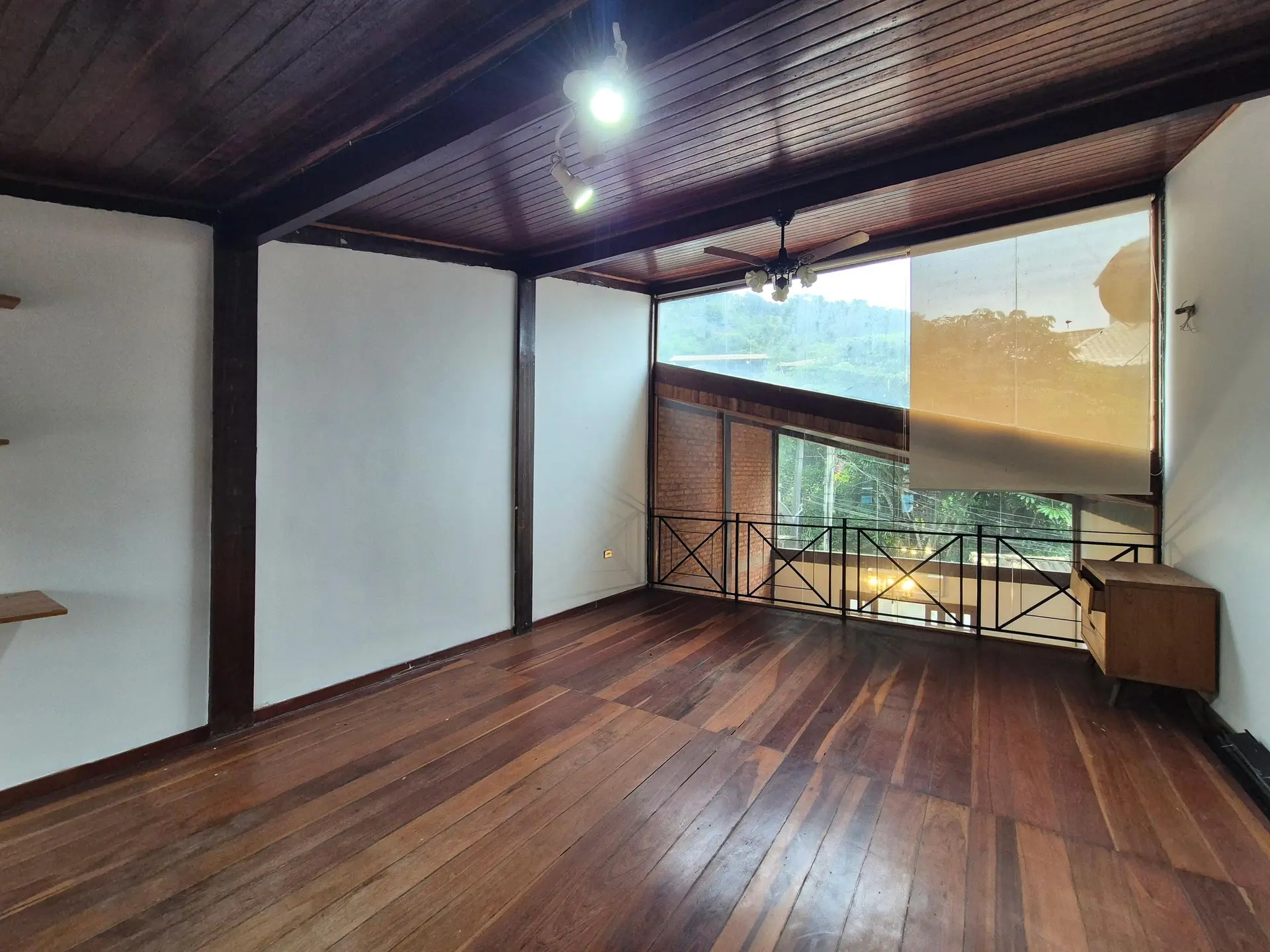 Balcony with a grill in a 3-bedroom house, 150 m² — photo 21