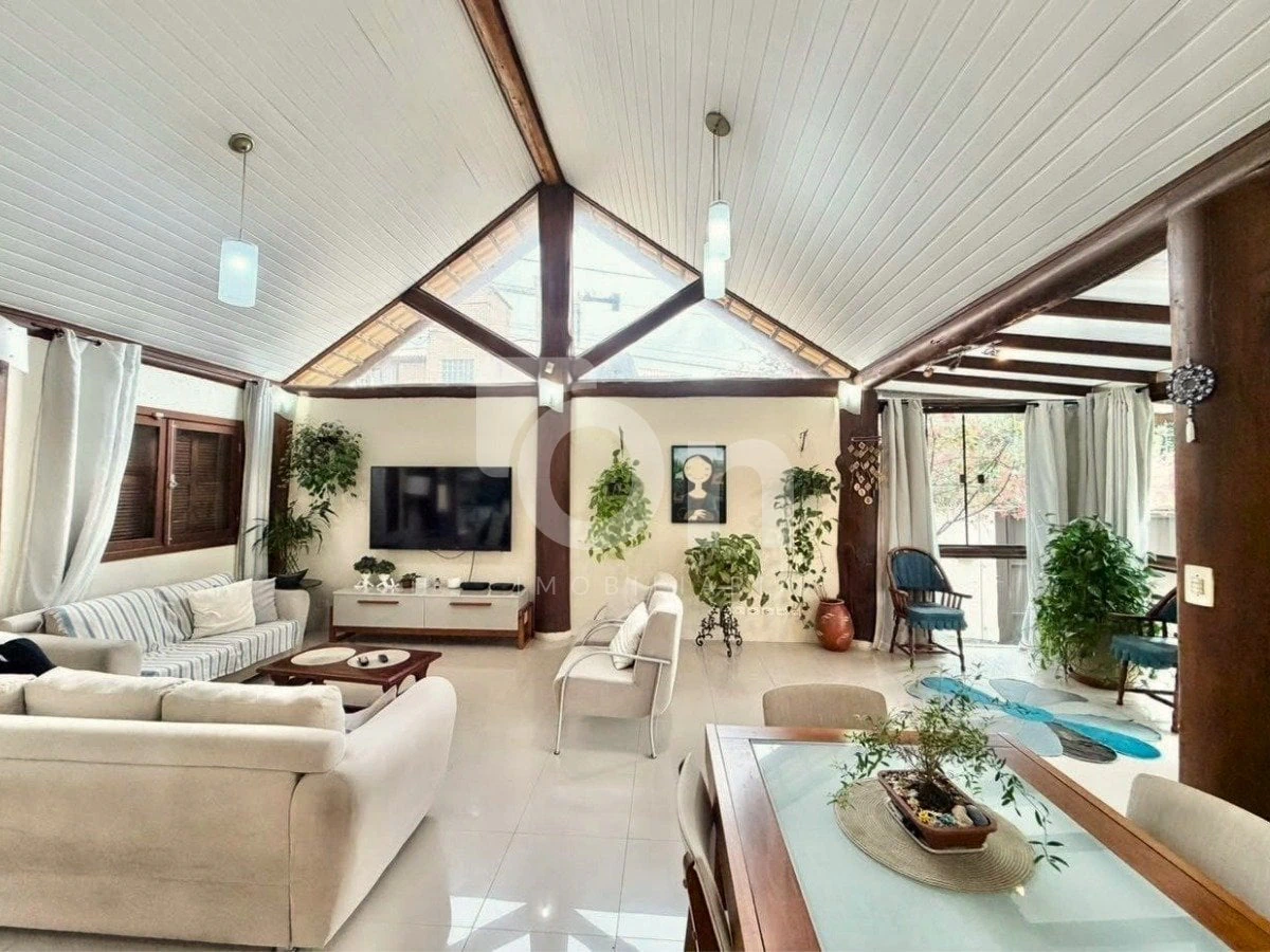 Furnished house, 224 m², with floor-to-ceiling windows — photo 10