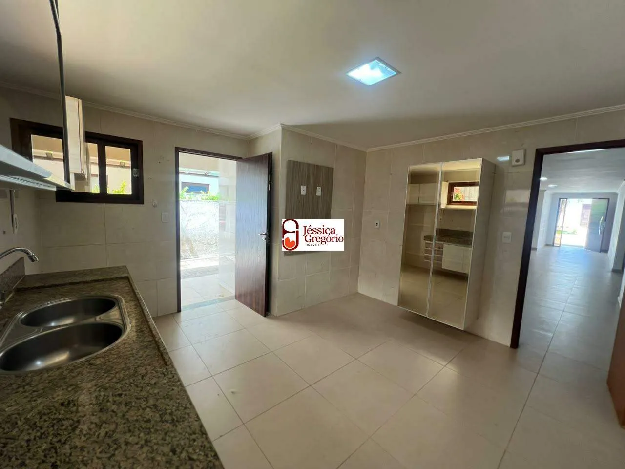 Сад и 4 спальни: дом 240 м² — photo 19
