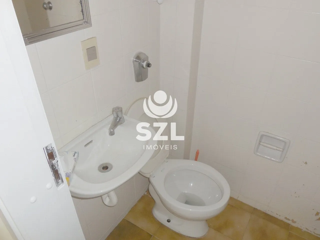 Walk-in closet in a 2-bedroom apartment, 87 m² — photo 10