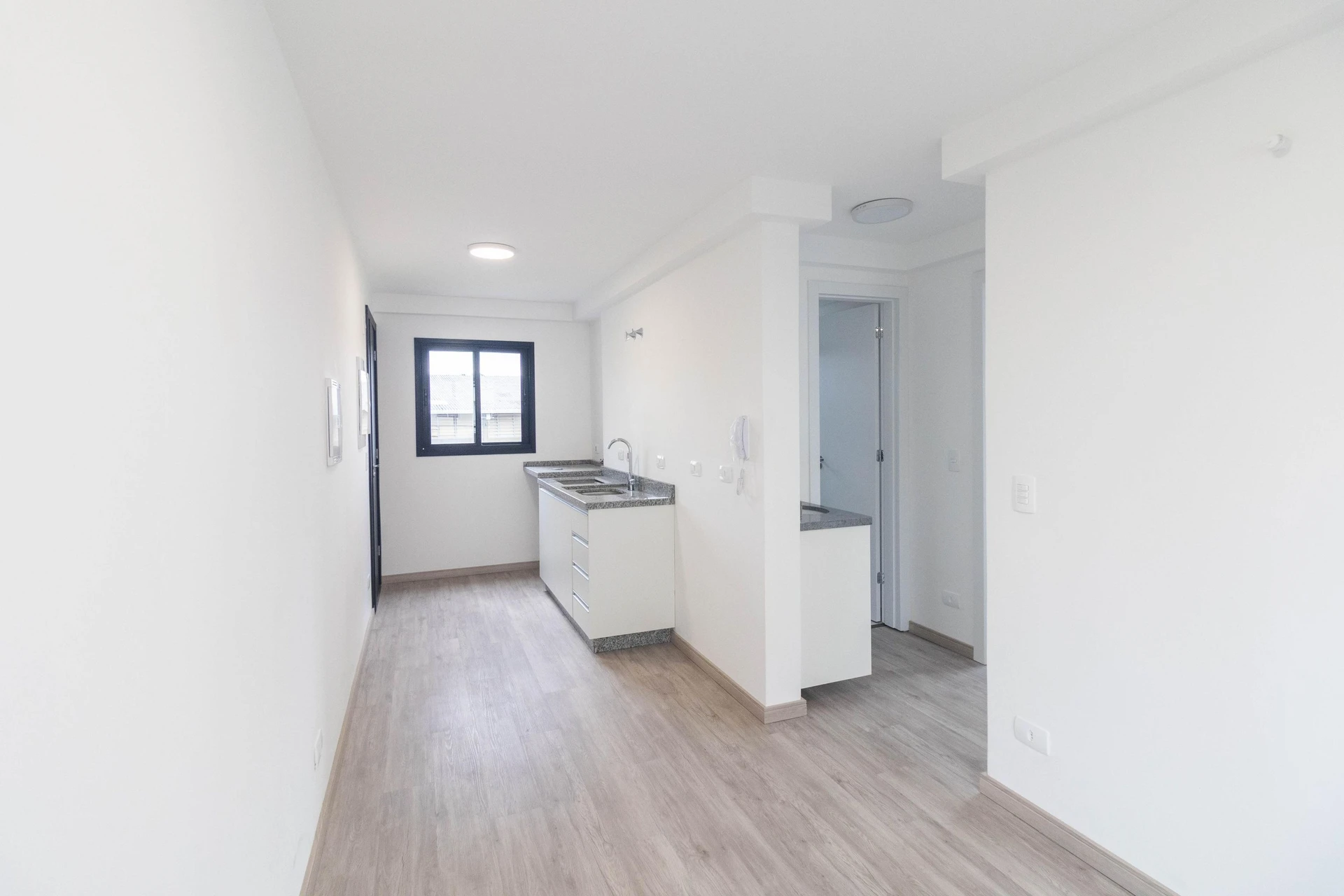 2-bedroom apartment in a building with a gym — photo 2