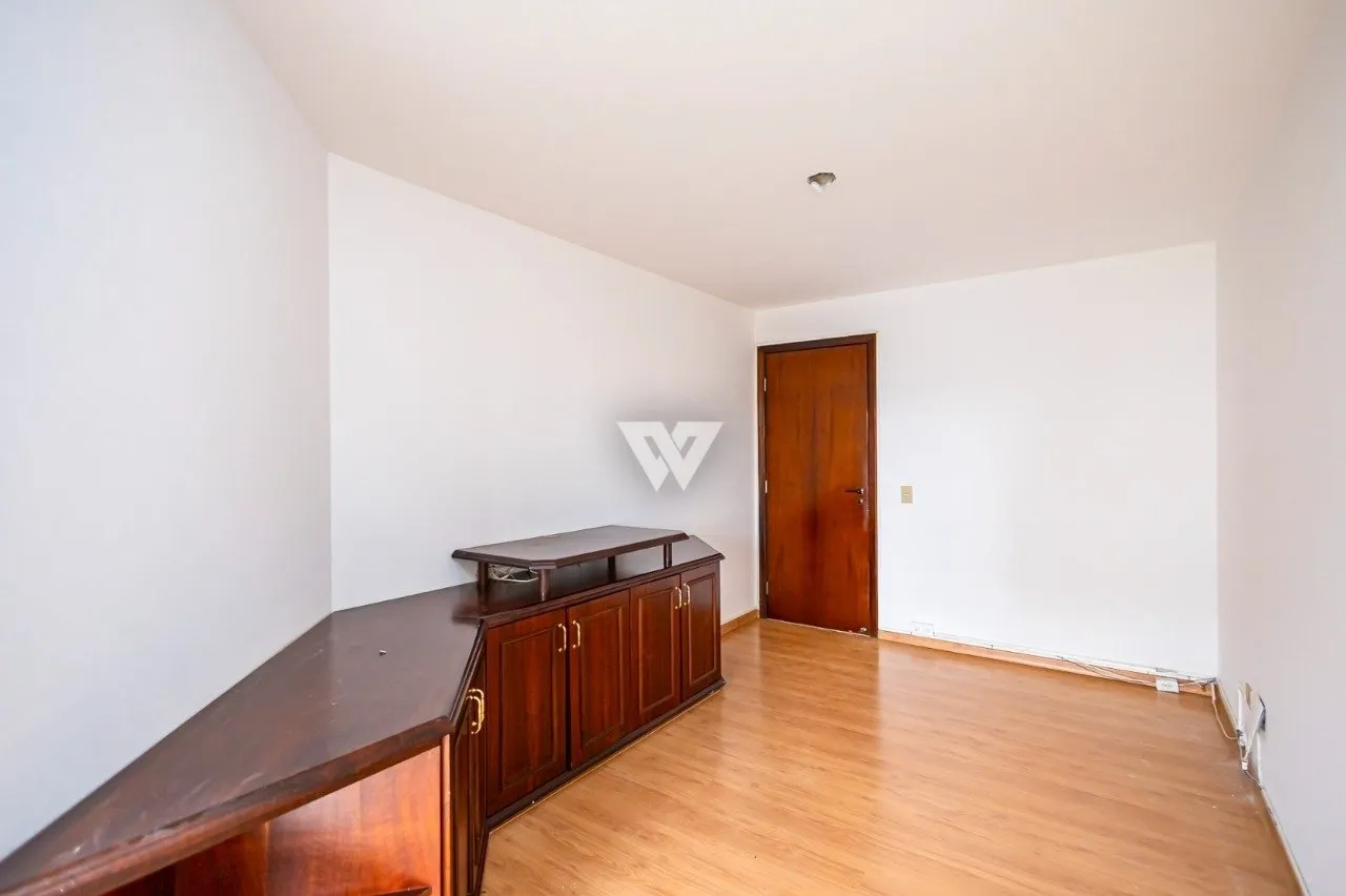 Apartment with wood floors, 4 bedrooms and glass balcony — photo 8