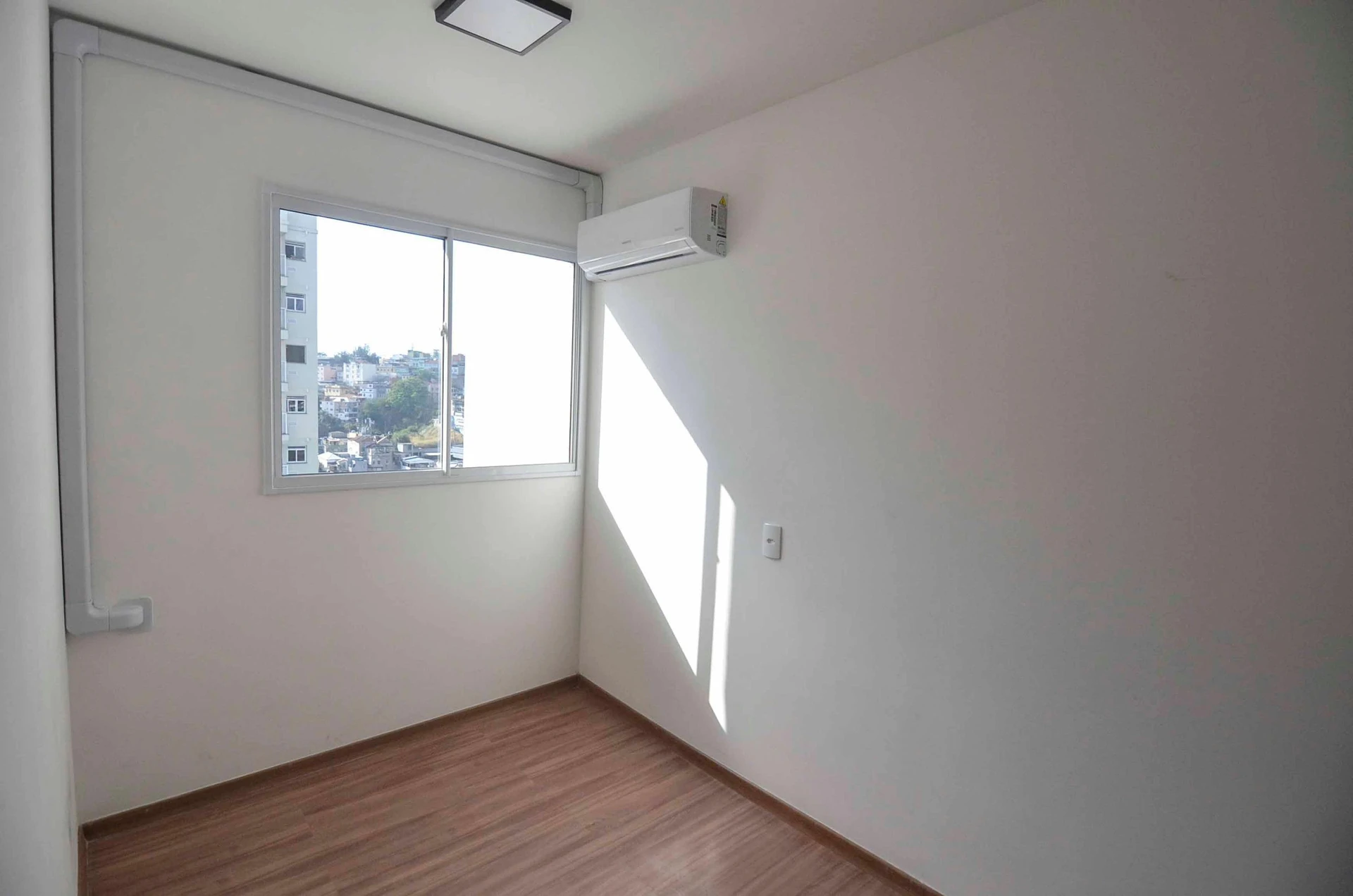 Apartamento de 2 quartos com varanda fechada de vidro — photo 38