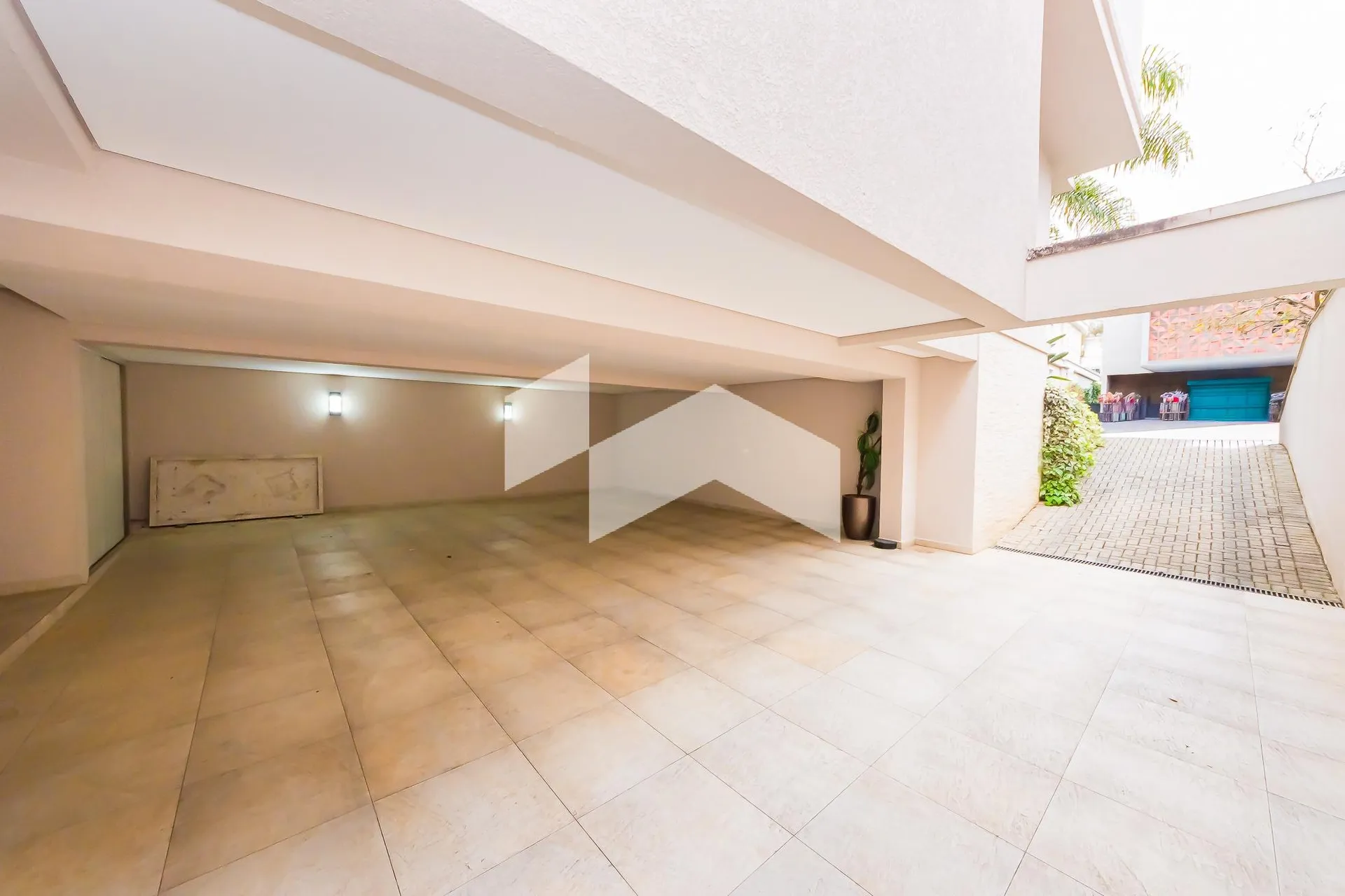 Unfurnished house with 4 en-suite bedrooms and 7 baths — photo 61