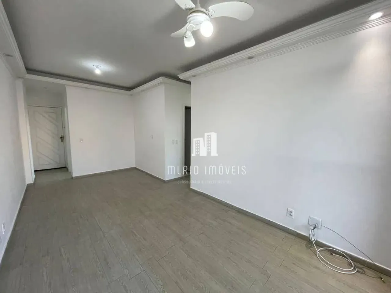 3-bedroom apartment with tile floors and balcony — photo 4