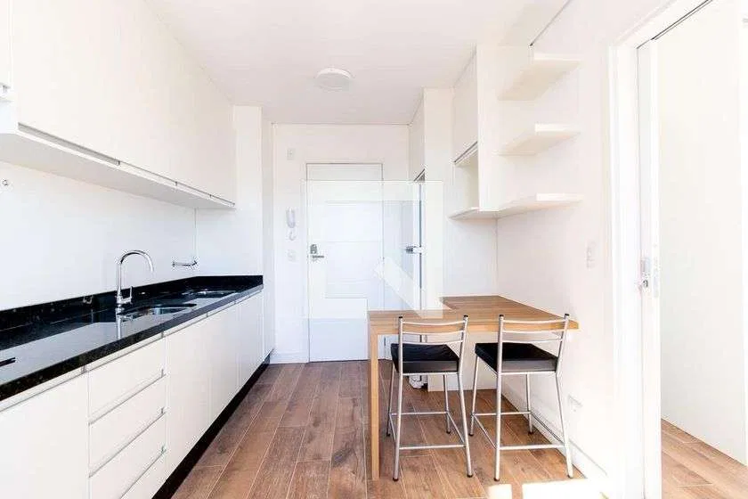 Unfurnished 1-bedroom apartment with a compact kitchen — photo 5