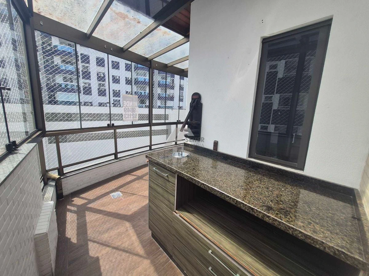 Balcony with a grill in a 3-bedroom apartment, 142 m² — photo 22