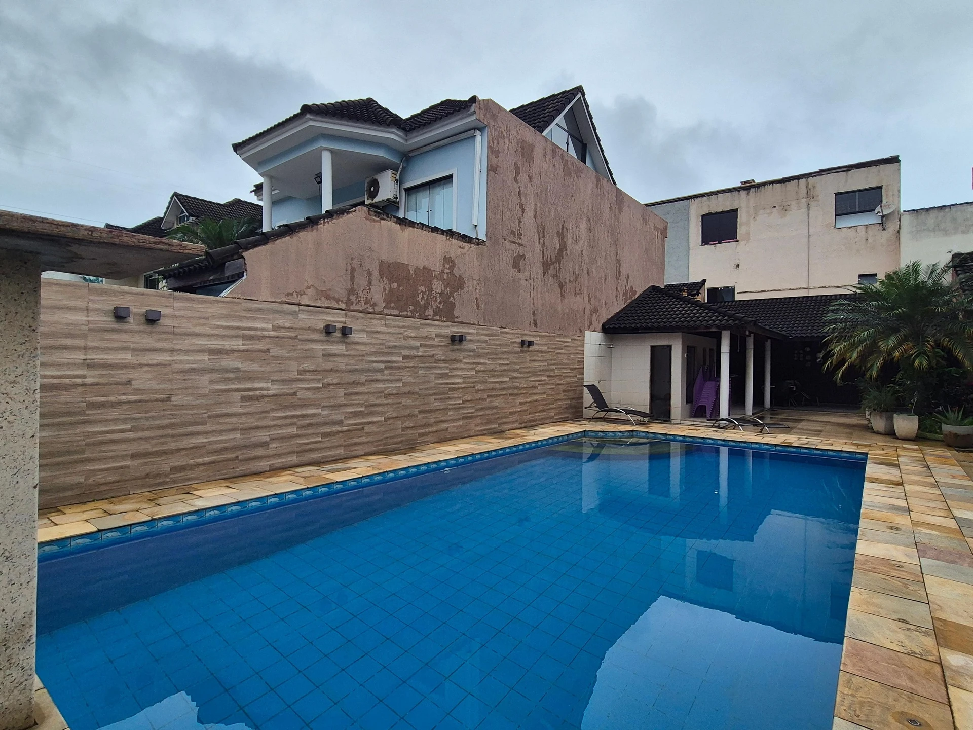 Jacuzzi in a 3-bedroom house, 400 m² — photo 52