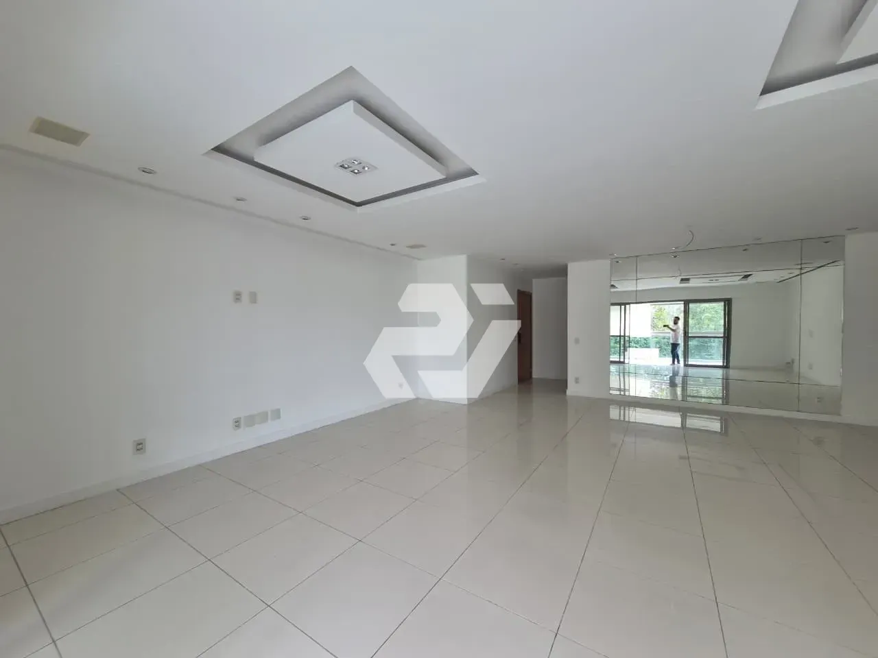 4-bedroom apartment with an enclosed glass balcony — photo 7